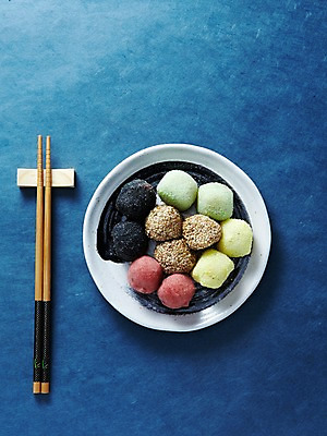 포토 JPG 스튜디오촬영 접시 명절 한식 음식 젓가락 디저트 떡 한국 실내 사람없음 전통음식 경단 국내포토 전통 식기 기념일 아시아 수저 내부 파일형식