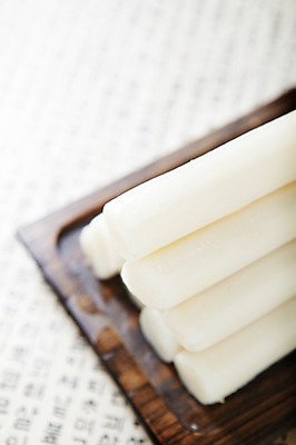 포토 JPG 스튜디오촬영 접시 명절 한식 음식 디저트 떡 한국 실내 한글 사람없음 전통음식 흰색 한지 가래떡 국내포토 문자 전통 식기 기념일 아시아 종이 컬러 내부 파일형식