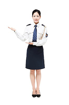 포토 JPG 스튜디오촬영 전신 직업 여자 포즈 유니폼 모션 안내 실내 한명 서기 미소 웃음 누끼 사람 동양인 손짓 20대 성인 한국인 작업실 경찰 전문직 경찰복 여경 여자만 여자한명만 성인여자만 청년만 청년여자만 성인한명만 청년여자한명만 성인여자한명만 성인만 국내포토 1 옷 표정 인종 청년 내부 파일형식