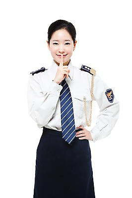 포토 JPG 스튜디오촬영 직업 여자 허리손 포즈 유니폼 모션 실내 한명 서기 미소 웃음 누끼 사람 동양인 손짓 상반신 20대 성인 한국인 작업실 경찰 전문직 쉿 경찰복 여경 여자만 여자한명만 성인여자만 청년만 청년여자만 성인한명만 청년여자한명만 성인여자한명만 성인만 국내포토 1 옷 표정 인종 청년 내부 조용 파일형식
