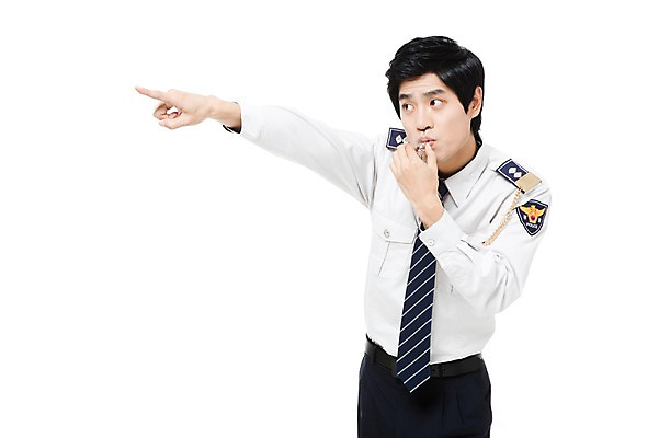 포토 JPG 스튜디오촬영 직업 남자 포즈 유니폼 모션 실내 경고 한명 서기 미소 웃음 들기 누끼 사람 동양인 손짓 상반신 20대 성인 한국인 가리킴 작업실 경찰 전문직 호루라기 경찰복 남자만 남자한명만 성인남자만 청년만 청년남자만 청년남자한명만 성인한명만 성인남자한명만 성인만 국내포토 1 옷 표정 인종 청년 내부 파일형식