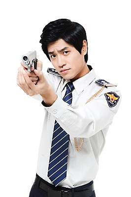 포토 JPG 스튜디오촬영 직업 남자 포즈 유니폼 모션 실내 한명 서기 들기 누끼 사람 동양인 손짓 상반신 20대 성인 권총 총 한국인 작업실 경찰 전문직 조준 경찰복 남자만 남자한명만 성인남자만 청년만 청년남자만 청년남자한명만 성인한명만 성인남자한명만 성인만 국내포토 1 옷 무기 인종 청년 내부 파일형식