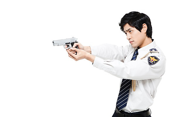 포토 JPG 스튜디오촬영 직업 남자 포즈 유니폼 모션 실내 한명 서기 들기 누끼 사람 동양인 손짓 상반신 20대 성인 권총 총 한국인 작업실 경찰 전문직 조준 경찰복 남자만 남자한명만 성인남자만 청년만 청년남자만 청년남자한명만 성인한명만 성인남자한명만 성인만 국내포토 1 옷 무기 인종 청년 내부 파일형식