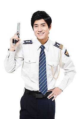포토 JPG 스튜디오촬영 직업 남자 허리손 포즈 유니폼 모션 실내 한명 서기 미소 웃음 들기 누끼 사람 동양인 손짓 상반신 20대 성인 권총 총 한국인 작업실 경찰 전문직 경찰복 남자만 남자한명만 성인남자만 청년만 청년남자만 청년남자한명만 성인한명만 성인남자한명만 성인만 국내포토 1 옷 무기 표정 인종 청년 내부 파일형식