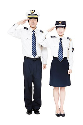 포토 JPG 스튜디오촬영 전신 직업 모자 잡화 여자 남자 포즈 유니폼 모션 실내 서기 미소 웃음 누끼 사람 동양인 손짓 20대 성인 두명 한국인 예절 인사 작업실 경찰 전문직 경찰복 경례 여경 경찰모자 청년만 성인만 국내포토 모자_잡화 옷 표정 인종 청년 내부 파일형식