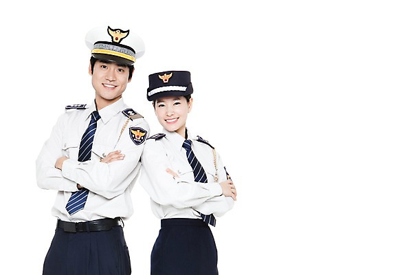 포토 JPG 스튜디오촬영 직업 모자 잡화 여자 남자 포즈 유니폼 모션 실내 서기 미소 웃음 누끼 사람 동양인 손짓 상반신 20대 성인 두명 팔짱 기댐 한국인 작업실 경찰 전문직 경찰복 여경 경찰모자 청년만 성인만 국내포토 모자_잡화 옷 표정 인종 청년 내부 파일형식