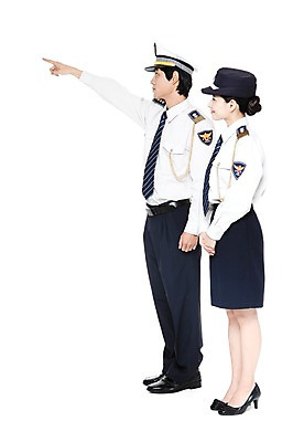 포토 JPG 스튜디오촬영 전신 직업 모자 응시 잡화 여자 남자 포즈 유니폼 모션 실내 서기 미소 웃음 누끼 사람 동양인 손짓 20대 성인 두명 한국인 가리킴 작업실 경찰 전문직 경찰복 여경 경찰모자 청년만 성인만 국내포토 모자_잡화 시선 옷 표정 인종 청년 내부 파일형식