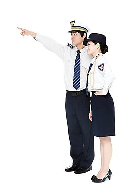 포토 JPG 스튜디오촬영 전신 직업 모자 응시 잡화 여자 남자 허리손 포즈 유니폼 모션 실내 서기 미소 웃음 누끼 사람 동양인 손짓 20대 성인 두명 한국인 가리킴 작업실 경찰 전문직 경찰복 여경 경찰모자 청년만 성인만 국내포토 모자_잡화 시선 옷 표정 인종 청년 내부 파일형식