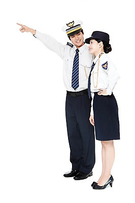 포토 JPG 스튜디오촬영 전신 직업 모자 응시 잡화 여자 남자 허리손 포즈 유니폼 모션 실내 서기 미소 웃음 누끼 사람 동양인 손짓 20대 성인 두명 한국인 가리킴 작업실 경찰 전문직 경찰복 여경 경찰모자 청년만 성인만 국내포토 모자_잡화 시선 옷 표정 인종 청년 내부 파일형식