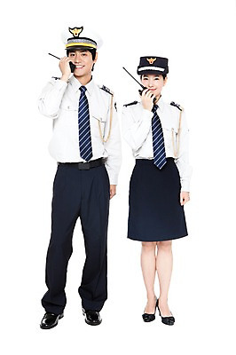 포토 JPG 스튜디오촬영 전신 직업 모자 잡화 여자 남자 포즈 유니폼 통신 모션 실내 서기 미소 웃음 들기 누끼 사람 동양인 손짓 20대 성인 두명 통신기기 한국인 작업실 경찰 전문직 경찰복 무전기 여경 경찰모자 무전 청년만 성인만 국내포토 모자_잡화 옷 무선통신 표정 인종 청년 내부 기계 파일형식