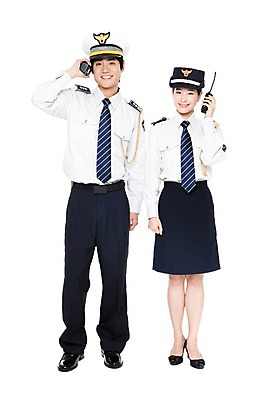 포토 JPG 스튜디오촬영 전신 직업 모자 잡화 여자 남자 포즈 유니폼 통신 모션 실내 서기 미소 웃음 들기 누끼 사람 동양인 손짓 20대 성인 두명 통신기기 한국인 작업실 경찰 전문직 경찰복 무전기 여경 경찰모자 무전 청년만 성인만 국내포토 모자_잡화 옷 무선통신 표정 인종 청년 내부 기계 파일형식