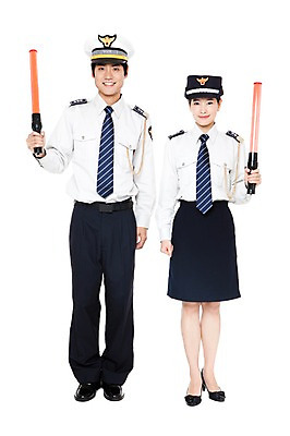 포토 JPG 스튜디오촬영 전신 직업 모자 잡화 여자 남자 포즈 유니폼 모션 실내 서기 미소 웃음 들기 누끼 사람 동양인 손짓 20대 성인 두명 한국인 작업실 경찰 전문직 안전장비 경찰복 여경 경찰모자 경찰봉 청년만 성인만 국내포토 모자_잡화 옷 표정 안전 인종 청년 내부 장비 파일형식