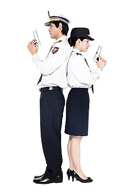 포토 JPG 스튜디오촬영 전신 직업 모자 잡화 여자 남자 포즈 유니폼 모션 실내 서기 들기 누끼 사람 동양인 손짓 20대 성인 두명 권총 총 한국인 등맞대기 작업실 경찰 전문직 경찰복 여경 경찰모자 청년만 성인만 국내포토 모자_잡화 옷 무기 인종 청년 내부 파일형식