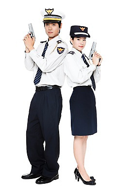포토 JPG 스튜디오촬영 전신 직업 모자 잡화 여자 남자 포즈 유니폼 모션 실내 서기 들기 누끼 사람 동양인 손짓 20대 성인 두명 권총 총 한국인 작업실 경찰 전문직 경찰복 여경 경찰모자 청년만 성인만 국내포토 모자_잡화 옷 무기 인종 청년 내부 파일형식