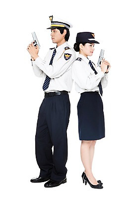 포토 JPG 스튜디오촬영 전신 직업 모자 잡화 여자 남자 포즈 유니폼 모션 실내 서기 들기 누끼 사람 동양인 손짓 20대 성인 두명 권총 총 한국인 등맞대기 작업실 경찰 전문직 경찰복 여경 경찰모자 청년만 성인만 국내포토 모자_잡화 옷 무기 인종 청년 내부 파일형식