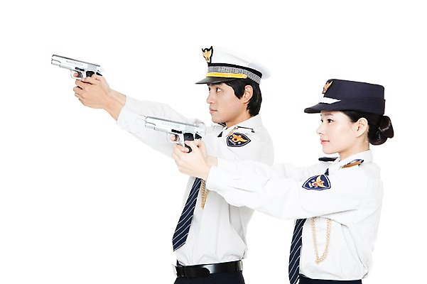포토 JPG 스튜디오촬영 직업 모자 잡화 여자 남자 포즈 유니폼 모션 실내 서기 들기 누끼 사람 동양인 손짓 20대 성인 두명 옆모습 권총 총 한국인 작업실 경찰 전문직 조준 경찰복 여경 경찰모자 청년만 성인만 국내포토 모자_잡화 옷 무기 뷰포인트 인종 청년 내부 파일형식