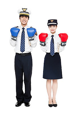 포토 JPG 스튜디오촬영 전신 직업 모자 잡화 여자 남자 포즈 유니폼 모션 실내 서기 미소 웃음 들기 누끼 사람 동양인 20대 성인 두명 경쟁 한국인 권투글러브 작업실 경찰 전문직 라이벌 싸움 경찰복 여경 권투용품 경찰모자 청년만 성인만 국내포토 모자_잡화 옷 스포츠용품 컨셉 표정 인종 청년 내부 권투 글러브 파일형식