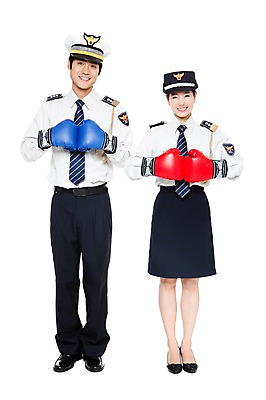 포토 JPG 스튜디오촬영 전신 직업 모자 잡화 여자 남자 포즈 유니폼 모션 실내 서기 미소 웃음 들기 누끼 사람 동양인 20대 성인 두명 경쟁 한국인 권투글러브 작업실 경찰 전문직 라이벌 싸움 경찰복 여경 권투용품 경찰모자 청년만 성인만 국내포토 모자_잡화 옷 스포츠용품 컨셉 표정 인종 청년 내부 권투 글러브 파일형식