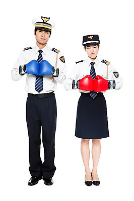 포토 JPG 스튜디오촬영 전신 직업 모자 잡화 여자 남자 포즈 유니폼 모션 실내 표정 서기 들기 누끼 사람 동양인 20대 성인 두명 경쟁 한국인 권투글러브 작업실 찡그림 경찰 전문직 라이벌 싸움 경찰복 여경 권투용품 경찰모자 청년만 성인만 국내포토 모자_잡화 옷 스포츠용품 컨셉 인종 청년 내부 권투 글러브 파일형식