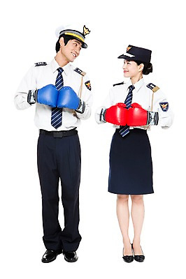 포토 JPG 스튜디오촬영 전신 직업 모자 응시 잡화 여자 남자 포즈 유니폼 모션 실내 서기 미소 웃음 들기 누끼 사람 동양인 20대 성인 두명 경쟁 한국인 권투글러브 작업실 경찰 전문직 라이벌 싸움 경찰복 여경 권투용품 경찰모자 청년만 성인만 국내포토 모자_잡화 시선 옷 스포츠용품 컨셉 표정 인종 청년 내부 권투 글러브 파일형식