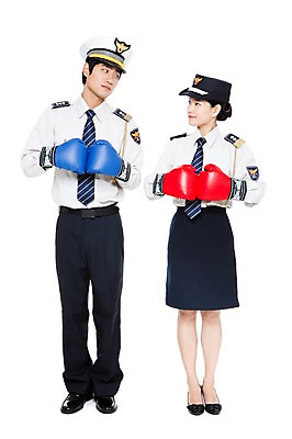 포토 JPG 스튜디오촬영 전신 직업 모자 응시 잡화 여자 남자 포즈 유니폼 모션 실내 서기 들기 누끼 사람 동양인 20대 성인 두명 경쟁 한국인 권투글러브 작업실 경찰 전문직 라이벌 싸움 경찰복 여경 권투용품 경찰모자 청년만 성인만 국내포토 모자_잡화 시선 옷 스포츠용품 컨셉 인종 청년 내부 권투 글러브 파일형식