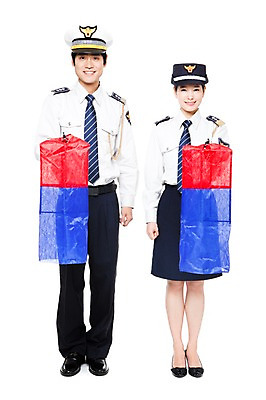 포토 JPG 스튜디오촬영 전신 직업 모자 잡화 여자 남자 포즈 유니폼 모션 실내 서기 미소 웃음 들기 누끼 사람 동양인 20대 성인 두명 한국인 작업실 경찰 전문직 청사초롱 경찰복 여경 경찰모자 청년만 성인만 국내포토 모자_잡화 옷 표정 인종 청년 내부 초롱 파일형식