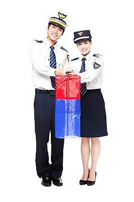 포토 JPG 스튜디오촬영 전신 직업 모자 잡화 여자 남자 포즈 유니폼 모션 실내 서기 미소 웃음 들기 누끼 사람 동양인 20대 성인 두명 한국인 작업실 경찰 전문직 청사초롱 경찰복 여경 경찰모자 청년만 성인만 국내포토 모자_잡화 옷 표정 인종 청년 내부 초롱 파일형식