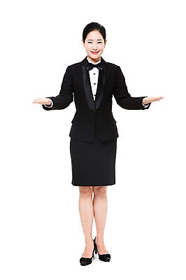 포토 JPG 스튜디오촬영 전신 직업 여자 포즈 유니폼 모션 안내 실내 한명 서기 미소 웃음 누끼 사람 동양인 손짓 20대 성인 한국인 작업실 전문직 서비스업 서비스 호텔리어 여자만 여자한명만 성인여자만 청년만 청년여자만 성인한명만 청년여자한명만 성인여자한명만 성인만 국내포토 1 옷 산업 표정 인종 청년 내부 파일형식