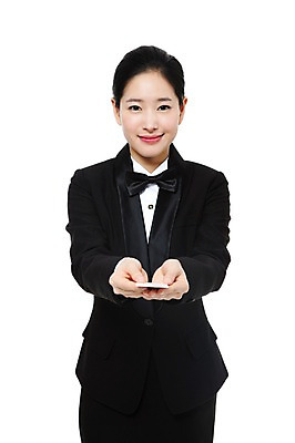 포토 JPG 스튜디오촬영 직업 여자 포즈 유니폼 비즈니스 모션 명함 실내 한명 서기 미소 웃음 들기 누끼 사람 동양인 손짓 상반신 20대 성인 한국인 작업실 전문직 서비스업 서비스 주기 호텔리어 여자만 여자한명만 성인여자만 청년만 청년여자만 성인한명만 청년여자한명만 성인여자한명만 성인만 국내포토 1 옷 산업 표정 인종 청년 내부 파일형식