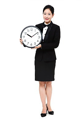 포토 JPG 스튜디오촬영 전신 직업 여자 시계 포즈 유니폼 모션 실내 한명 서기 미소 웃음 들기 누끼 사람 동양인 20대 성인 한국인 시간 작업실 전문직 서비스업 벽시계 서비스 시간관리 호텔리어 여자만 여자한명만 성인여자만 청년만 청년여자만 성인한명만 청년여자한명만 성인여자한명만 성인만 국내포토 1 옷 산업 표정 인종 청년 내부 파일형식