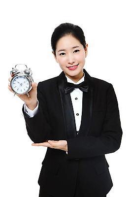 포토 JPG 스튜디오촬영 직업 여자 시계 포즈 유니폼 모션 실내 한명 서기 미소 웃음 들기 누끼 사람 동양인 상반신 20대 성인 한국인 자명종 시간 작업실 전문직 서비스업 서비스 탁상시계 보여주기 시간관리 호텔리어 여자만 여자한명만 성인여자만 청년만 청년여자만 성인한명만 청년여자한명만 성인여자한명만 성인만 국내포토 1 옷 산업 표정 인종 청년 내부 알람 파일형식