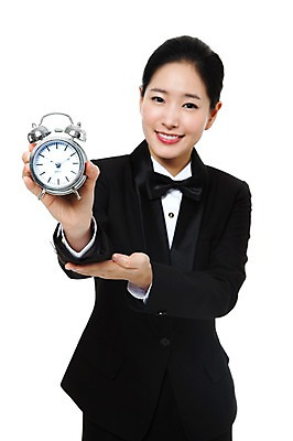 포토 JPG 스튜디오촬영 직업 여자 시계 포즈 유니폼 모션 실내 한명 서기 미소 웃음 들기 누끼 사람 동양인 상반신 20대 성인 한국인 자명종 시간 작업실 전문직 서비스업 서비스 탁상시계 보여주기 시간관리 호텔리어 여자만 여자한명만 성인여자만 청년만 청년여자만 성인한명만 청년여자한명만 성인여자한명만 성인만 국내포토 1 옷 산업 표정 인종 청년 내부 알람 파일형식