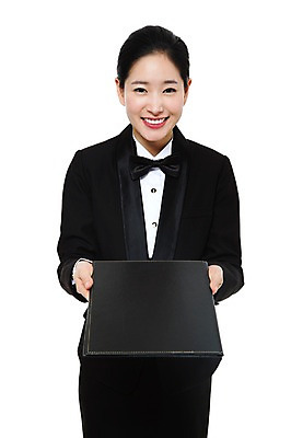 포토 JPG 스튜디오촬영 직업 여자 포즈 유니폼 모션 실내 한명 서기 미소 웃음 들기 누끼 사람 동양인 상반신 20대 성인 한국인 작업실 전문직 서비스업 서비스 주기 파일 결재 결재판 호텔리어 여자만 여자한명만 성인여자만 청년만 청년여자만 성인한명만 청년여자한명만 성인여자한명만 성인만 국내포토 1 옷 산업 비즈니스 표정 인종 청년 내부 파일형식