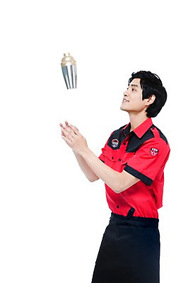 포토 JPG 스튜디오촬영 직업 남자 포즈 유니폼 모션 실내 한명 서기 미소 웃음 들기 누끼 사람 동양인 손짓 상반신 20대 성인 한국인 칵테일 작업실 던지기 전문직 종업원 서비스 바텐더 칵테일쇼 남자만 남자한명만 성인남자만 청년만 청년남자만 청년남자한명만 성인한명만 성인남자한명만 성인만 국내포토 1 옷 주류 표정 인종 청년 내부 쇼 파일형식