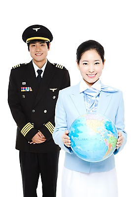 포토 JPG 스튜디오촬영 직업 여자 남자 포즈 유니폼 실내 서기 웃음 들기 누끼 사람 동양인 상반신 20대 성인 두명 세계 글로벌 지구본 한국인 작업실 전문직 파일럿 승무원 기장 청년만 성인만 국내포토 옷 모션 표정 인종 청년 내부 파일형식