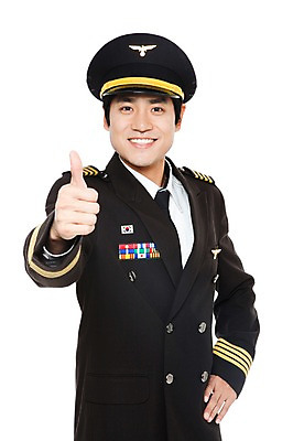 포토 JPG 스튜디오촬영 직업 남자 허리손 포즈 유니폼 모션 실내 한명 서기 미소 웃음 누끼 사람 동양인 손짓 상반신 20대 성인 한국인 엄지손가락 최고 작업실 전문직 파일럿 승무원 기장 남자만 남자한명만 성인남자만 청년만 청년남자만 청년남자한명만 성인한명만 성인남자한명만 성인만 국내포토 1 옷 손가락 표정 인종 청년 내부 파일형식