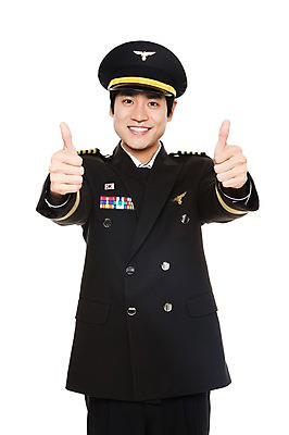 포토 JPG 스튜디오촬영 직업 남자 포즈 유니폼 모션 실내 한명 서기 미소 웃음 누끼 사람 동양인 손짓 상반신 20대 성인 한국인 엄지손가락 최고 작업실 전문직 파일럿 승무원 기장 남자만 남자한명만 성인남자만 청년만 청년남자만 청년남자한명만 성인한명만 성인남자한명만 성인만 국내포토 1 옷 손가락 표정 인종 청년 내부 파일형식