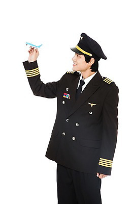 포토 JPG 스튜디오촬영 직업 응시 남자 포즈 유니폼 모션 날리기 비행기 실내 한명 서기 미소 웃음 들기 누끼 사람 동양인 손짓 상반신 20대 성인 장난감 모형 한국인 비행 작업실 전문직 파일럿 승무원 기장 남자만 남자한명만 성인남자만 청년만 청년남자만 청년남자한명만 성인한명만 성인남자한명만 성인만 국내포토 1 시선 옷 항공교통 대중교통 표정 인종 청년 내부 파일형식