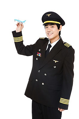포토 JPG 스튜디오촬영 직업 남자 포즈 유니폼 모션 날리기 비행기 실내 한명 서기 미소 웃음 들기 누끼 사람 동양인 손짓 상반신 20대 성인 장난감 모형 한국인 비행 작업실 전문직 파일럿 승무원 기장 남자만 남자한명만 성인남자만 청년만 청년남자만 청년남자한명만 성인한명만 성인남자한명만 성인만 국내포토 1 옷 항공교통 대중교통 표정 인종 청년 내부 파일형식