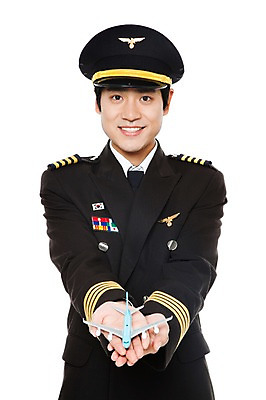 포토 JPG 스튜디오촬영 직업 남자 포즈 유니폼 모션 비행기 실내 한명 서기 미소 웃음 들기 누끼 사람 동양인 손짓 상반신 20대 성인 장난감 모형 한국인 비행 작업실 전문직 파일럿 승무원 보여주기 기장 남자만 남자한명만 성인남자만 청년만 청년남자만 청년남자한명만 성인한명만 성인남자한명만 성인만 국내포토 1 옷 항공교통 대중교통 표정 인종 청년 내부 파일형식