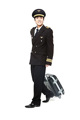 포토 JPG 스튜디오촬영 전신 직업 남자 포즈 유니폼 가방 모션 실내 한명 서기 미소 웃음 들기 누끼 사람 동양인 20대 성인 캐리어 여행가방 한국인 작업실 전문직 파일럿 승무원 기장 남자만 남자한명만 성인남자만 청년만 청년남자만 청년남자한명만 성인한명만 성인남자한명만 성인만 국내포토 1 잡화 옷 표정 인종 청년 내부 파일형식