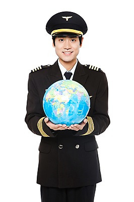 포토 JPG 스튜디오촬영 직업 남자 포즈 유니폼 모션 실내 한명 서기 미소 웃음 들기 누끼 사람 동양인 상반신 20대 성인 세계 글로벌 지구본 한국인 작업실 전문직 파일럿 승무원 기장 남자만 남자한명만 성인남자만 청년만 청년남자만 청년남자한명만 성인한명만 성인남자한명만 성인만 국내포토 1 옷 표정 인종 청년 내부 파일형식