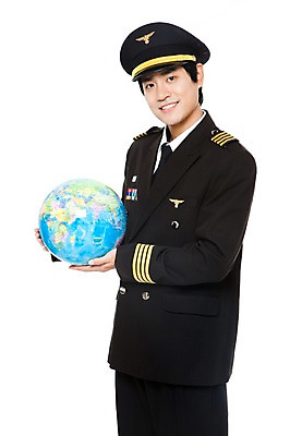 포토 JPG 스튜디오촬영 직업 남자 포즈 유니폼 모션 실내 한명 서기 미소 웃음 들기 누끼 사람 동양인 상반신 20대 성인 세계 글로벌 지구본 한국인 작업실 전문직 파일럿 승무원 기장 남자만 남자한명만 성인남자만 청년만 청년남자만 청년남자한명만 성인한명만 성인남자한명만 성인만 국내포토 1 옷 표정 인종 청년 내부 파일형식