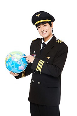 포토 JPG 스튜디오촬영 직업 남자 포즈 유니폼 모션 실내 한명 서기 미소 웃음 들기 누끼 사람 동양인 손짓 상반신 20대 성인 세계 글로벌 지구본 한국인 가리킴 작업실 전문직 파일럿 승무원 기장 남자만 남자한명만 성인남자만 청년만 청년남자만 청년남자한명만 성인한명만 성인남자한명만 성인만 국내포토 1 옷 표정 인종 청년 내부 파일형식