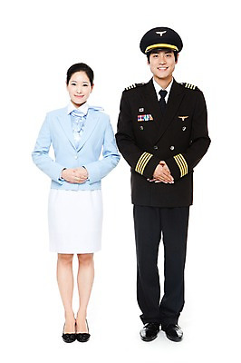 포토 JPG 스튜디오촬영 전신 직업 여자 남자 포즈 유니폼 실내 서기 웃음 누끼 사람 동양인 20대 성인 두명 한국인 예절 인사 작업실 전문직 파일럿 승무원 기장 청년만 성인만 국내포토 옷 모션 표정 인종 청년 내부 파일형식