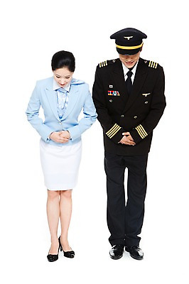 포토 JPG 스튜디오촬영 전신 직업 여자 남자 포즈 유니폼 실내 서기 웃음 누끼 사람 동양인 20대 성인 두명 한국인 예절 인사 작업실 전문직 파일럿 승무원 기장 청년만 성인만 국내포토 옷 모션 표정 인종 청년 내부 파일형식