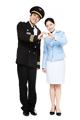 포토 JPG 스튜디오촬영 전신 직업 여자 남자 포즈 유니폼 실내 서기 웃음 누끼 사람 동양인 손짓 20대 성인 두명 한국인 하트 작업실 전문직 파일럿 승무원 기장 청년만 성인만 국내포토 모양 옷 모션 표정 인종 청년 내부 파일형식
