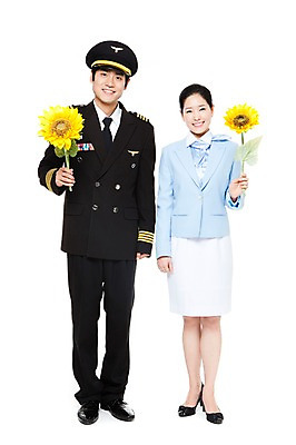 포토 JPG 스튜디오촬영 전신 식물 직업 여자 남자 꽃 포즈 유니폼 해바라기 실내 서기 웃음 들기 누끼 사람 동양인 20대 성인 두명 노란색 한국인 작업실 전문직 파일럿 승무원 두송이 기장 청년만 성인만 국내포토 옷 컬러 2 모션 표정 인종 청년 내부 파일형식