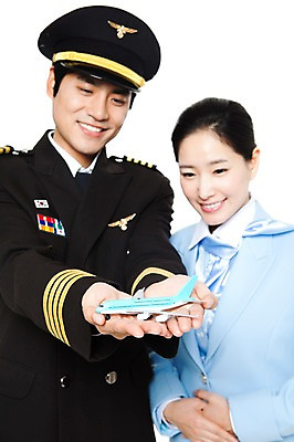 포토 JPG 스튜디오촬영 직업 여자 남자 포즈 유니폼 비행기 실내 서기 웃음 들기 누끼 사람 동양인 상반신 20대 성인 두명 장난감 모형 한국인 비행 작업실 전문직 파일럿 승무원 기장 청년만 성인만 국내포토 옷 항공교통 모션 대중교통 표정 인종 청년 내부 파일형식