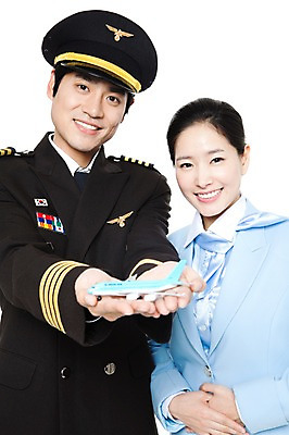 포토 JPG 스튜디오촬영 직업 여자 남자 포즈 유니폼 비행기 실내 서기 웃음 들기 누끼 사람 동양인 상반신 20대 성인 두명 장난감 모형 한국인 비행 작업실 전문직 파일럿 승무원 기장 청년만 성인만 국내포토 옷 항공교통 모션 대중교통 표정 인종 청년 내부 파일형식